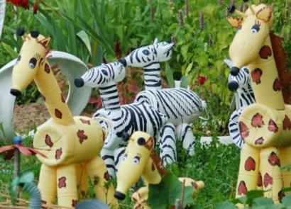 Képeslap (playcast) „Műanyag palackokból készült kézműves alkotások (oroszlán, zebra, zsiráf, elefánt és macska)